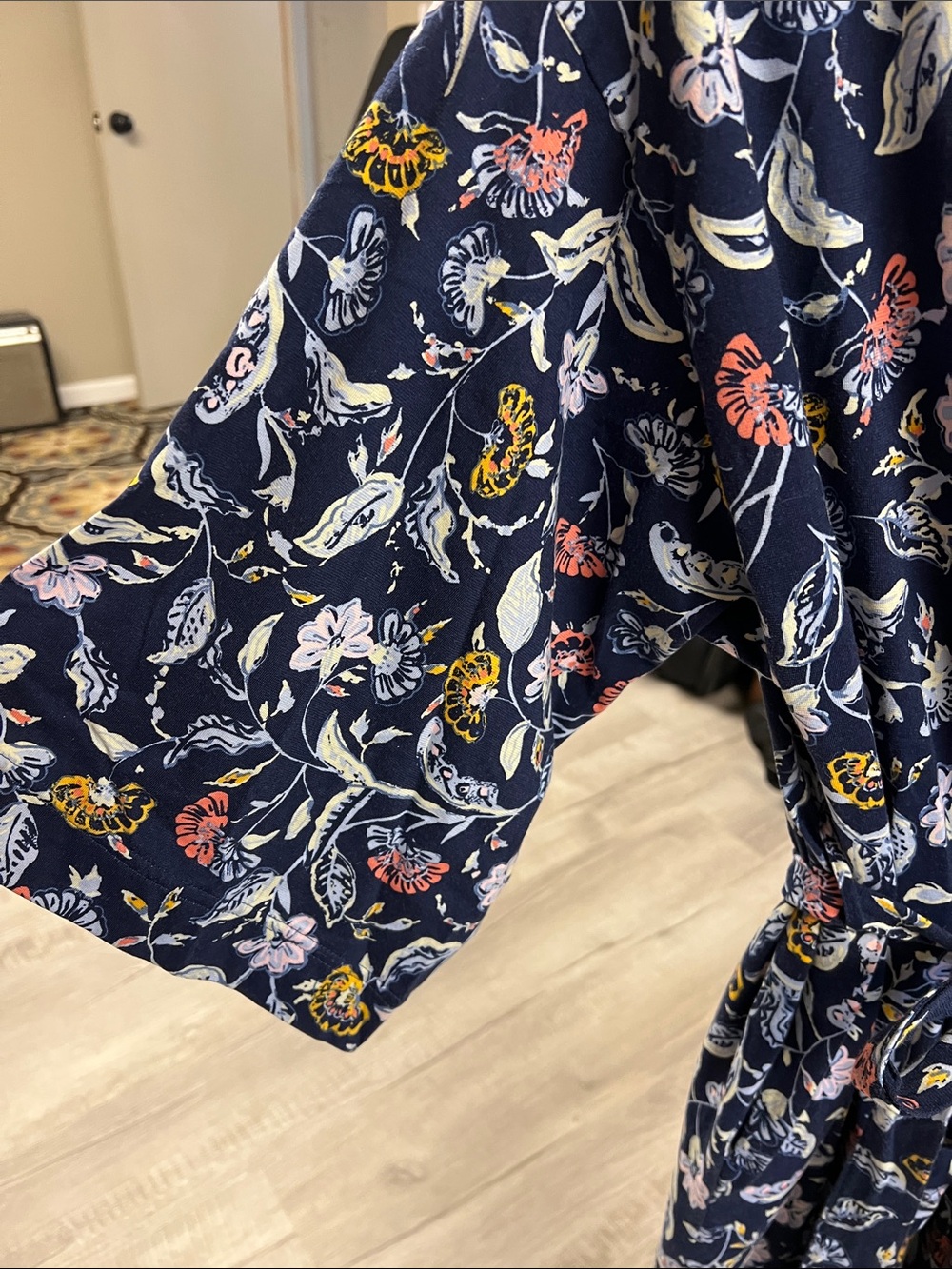 Women’s Garnet Hill Navy Floral robe lightweight with pockets - Picture 4 of 11